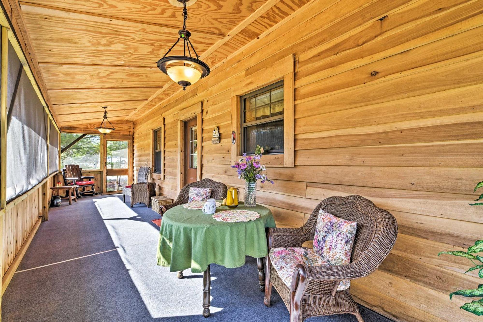 Honey House Cabin - A Quiet Countryside Retreat! Nappanee Eksteriør billede